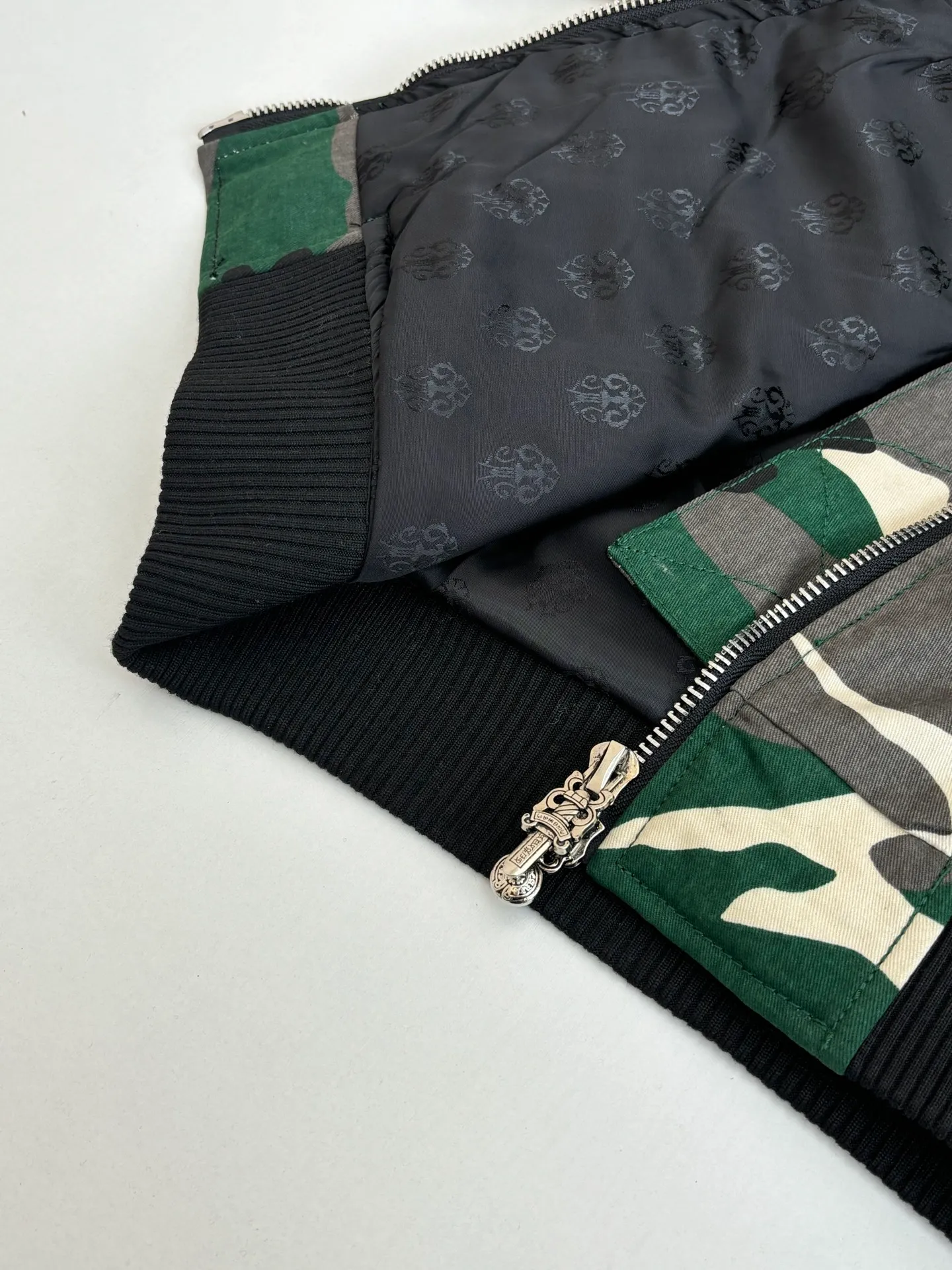 P1010 Chrome Heat*/CH Chrome Heat Camouflage Flight Jacket Cotton Jacket was purchased and developed by a Los Angeles agent for US$5,600. This model is made of custom-made military canvas fabric and is reproduced 1:1 according to the original model, with a piece of cloth printed camouflage pattern. The customization period for the chest sex pattern stamp is 20 days, the minimum order is 1800 pieces, and the color plate is matched. The hardware buckles are all made of electroplated 925 silver material, the weight is perfectly restored, and they are aged and oxidized to black. The back printing uses positioning screen glue printing, and the sleeve pockets are also positioned and opened by a template machine.  Size: M/L/XL/XXL